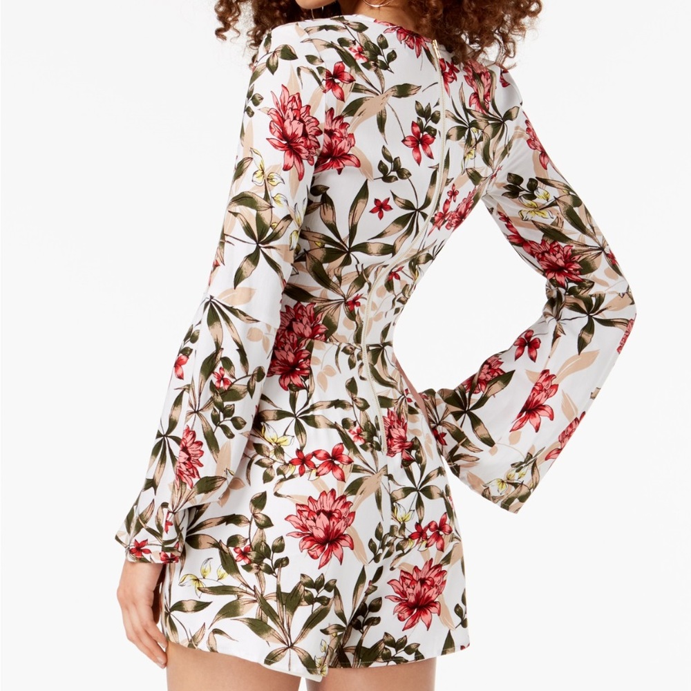 🌟🌟 Bell Sleeves Cutout Front Floral Romper - Picture 2 of 4